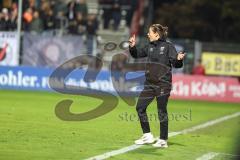 3. Liga; FC Viktoria Köln - FC Ingolstadt 04; an der Seitenlinie, Spielerbank Cheftrainerin Sabrina Wittmann (FCI)