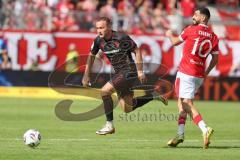 3. Liga - Saison 2025/26 - Energie Cottbus - FC Ingolstadt 04  - Mattis Hoppe (Nr.2 - FC Ingolstadt 04) - Tolcay Cigerci (Nr.10 - FC Energie Cottbus) - Foto: Meyer Jürgen