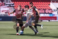 3. Liga; FC Ingolstadt 04 - Hallescher FC; Zweikampf Kampf um den Ball Julian Kügel (31, FCI) Deniz Tunay (20 Halle) Lukas Fröde (34, FCI)