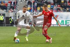 2.BL; Fortuna Düsseldorf - FC Ingolstadt 04; Valmir Sulejmani (33, FCI) Bozenik Robert (32 DUS) Zweikampf Kampf um den Ball