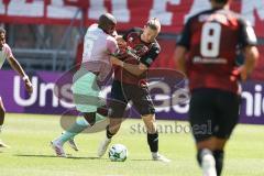 3. Liga; FC Ingolstadt 04 - Würzburger Kickers; Schmidt Dominic (8 WKI) Zweikampf Kampf um den Ball Vinko Šapina (41, FCI)