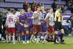 3. Liga; Erzgebirge Aue - FC Ingolstadt 04; Rote Karte Julian Kügel (29, FCI) redet mit dem Schiedsrichter Simon Lorenz (32, FCI)