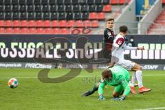 2.BL; FC Ingolstadt 04 - SG Dynamo Dresden; verpasste Torchance, Dennis Eckert Ayensa (7, FCI) Aidonis Antonis (23 Dresden) Torwart Broll Kevin (1 Dresden) hält den Ball