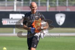 2.BL; FC Ingolstadt 04 - Neuer Cheftrainer Andre Schubert mit Co-Trainer Asif Saric im ersten Training, Cheftrainer André Schubert (FCI) verteilt Leibchen