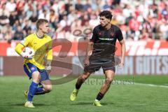 3. Liga; Rot-Weiss Essen - FC Ingolstadt 04; kommt zu spät Ognjen Drakulic (30, FCI) Torwart Golz Jakob (1 RWE)