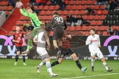 3. Liga; FC Ingolstadt 04 - SC Verl; Torchance verpasst Ognjen Drakulic (30, FCI) Torwart Unbehaun Luca (1 Verl) fängt sicher Pernot Barne (6 Verl)