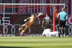 3. Liga - Saison 2024/25 - FC Ingolstadt 04 - SV Wehen Wiesbaden - Der 1:1 Ausgleichstreffer - Torwart Marius  Funk (Nr.1 - FCI) jubel - FAtih Kaya -  - XXXXX - Foto: Meyer Jürgen