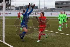 2. Frauen-Bundesliga - Saison 2021/2022 - FC Ingolstadt 04 - VFL Wolfsburg II - Fritz Anna-Lena (#19 FCI) mit einer Torchance - Wagner Melanie Torwart Wolfsburg - Foto: Meyer Jürgen