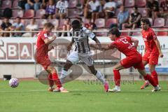 Toto Pokal; FC Memmingen - FC Ingolstadt 04, 2. Runde; Zweikampf Kampf um den Ball Obed Ugondu (17, FCI) Timo Schmidt (4 FCM) Jakob Gräser (3 FCM)