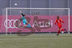 2. Fußball-Liga - Frauen - Saison 2022/2023 - FC Ingolstadt 04 - VFL Wolfsburg II - Torwart Franziska Meier (Nr.1 - FCI Frauen) wehrt den ab an die Latte - Lea Wolski (Nr.6 - FCI Frauen) - Foto: Meyer Jürgen