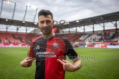 3. Liga; FC Ingolstadt 04 - FC Viktoria Köln; SchanzenGeber-Spieltag, Lukas Fröde (34, FCI) zeigt das Sondertrikot Zusammen Schanzer