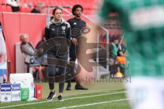 3. Liga; FC Ingolstadt 04 - VfB Lübeck; ärgert sich an der Seitenlinie, Spielerbank Cheftrainerin Sabrina Wittmann (FCI)
