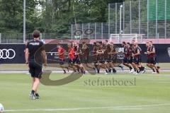 3. Liga; FC Ingolstadt 04 - Trainingsauftakt, Cheftrainer Rüdiger Rehm (FCI) Teambesprechung Warmlaufen