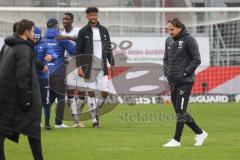 2.BL; FC Ingolstadt 04 - SV Darmstadt 98; Niederlage, hängende Köpfe Cheftrainer Rüdiger Rehm (FCI) geht vom Platz