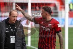 3.Liga - Saison 2022/2023 - FC Ingolstadt 04 -  SV Meppen - Patrick Schmidt (Nr.9 - FCI) verlässt verletzt den Platz und gestikuliert mit den gegnerischen Fans - - Foto: Meyer Jürgen