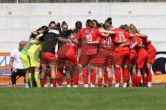 DFB - Pokal Frauen 1. Runde - Saison 2023/2024 - FC Ingolstadt 04 - FC Carl Zeiss Jena - Die Mannschaft bildet einen Kreis vor dem Spiel - Foto: Meyer Jürgen