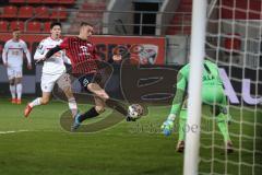 3. Liga - FC Ingolstadt 04 - Türkgücü München - Filip Bilbija (35, FCI) scheitert an Torwart Vollath René (1 Türkgücü)