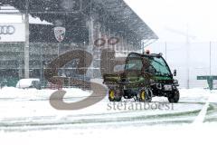 2023_12_1 - - Saison 2023/24 - Schnee auf dem Fussballplatz - ASP - Audi Sport Park - Platz ist gesperrt - Schild platz ist gesperrt Schnee Tor Spielabsage Schnee schippen Traktor Greenkeeper - Foto: Meyer Jürgen