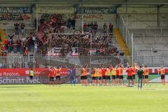 3. Liga; SV Sandhausen - FC Ingolstadt 04; Spieler bedanken sich bei den FansFan Fankurve Banner Fahnen Spruchband