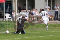 Kreisliga - Saison 2025/26- SV Karlskron - SV Kasing - Der 0:3 Führungstreffer - Marcus Baehrle schwarz Karlskron   - Johannes Lehner TW Karlskron - Emre Erbas weiss Kasing - Foto: Meyer Jürgen