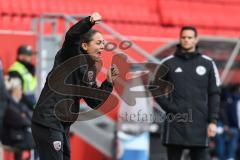 3. Liga; FC Ingolstadt 04 - 1. FC Saarbrücken; an der Seitenlinie, Spielerbank Cheftrainerin Sabrina Wittmann (FCI)