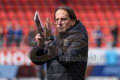 2.BL; FC Ingolstadt 04 - SC Paderborn 07; Spiel ist aus, Niederlage, hängende Köpfe, Spieler bedanken sich bei den Fans Cheftrainer Rüdiger Rehm (FCI)