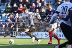 2.BL; Holstein Kiel - FC Ingolstadt 04 - Zweikampf Kampf um den Ball Dennis Eckert Ayensa (7, FCI) Neumann Phil (25 Kiel)