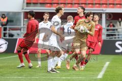 3. Liga; FC Ingolstadt 04 - TSG Hoffenheim II; Petersson Lukas (1 TSG) sicher vor Fredrik Carlsen (8, FCI)