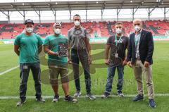 DFB Pokal; FC Ingolstadt 04 - Erzgebirge Aue; Pitch of the Year Gewinner im Sportpark mit Geschäftsführer Manuel Sternisa (FCI) rechts