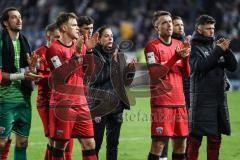 3. Liga; VfL Osnabrück - FC Ingolstadt 04; Niederlage, hängende Köpfe 1:0 Spieler bedanken sich bei den Fans, Mitte Cheftrainerin Sabrina Wittmann (FCI) Torwart Kai Eisele (25, FCI) Simon Lorenz (32, FCI) Mattis Hoppe (2, FCI) Ognjen Drakulic (30, FCI) Ma