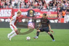 3. Liga; Rot-Weiss Essen - FC Ingolstadt 04; Zweikampf Kampf um den Ball Yann Sturm (7, FCI) Brumme Lucas (14 RWE)