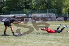 Bayernliga Süd - Saison 2022/2023 - FC Ingolstadt 04 II -  Trainingsauftakt - Torwarttrainer Krystian Kalinowski - Julian Bock rechts - Foto: Meyer Jürgen