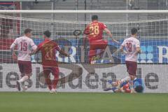 3. Liga - Saison 2025/26 - SV Wehen/Wiesbaden - FC Ingolstadt 04  - Moritz Flotho (Nr.28 - Wiesbaden) - Torwart Kai Eisele (Nr.25 - FCI) - Foto: Meyer Jürgen