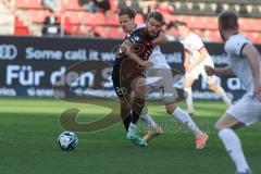 3. Liga - Saison 2023/24 - FC Ingolstadt 04 - Waldhof Mannheim - Yanick Deichmann (Nr.20 - FCI) - Bentley Baxter Bahn (#7 Mannheim) - Foto: Meyer Jürgen
