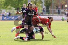 2. Bundesliga Frauen - Saison 2023/24 - FC Ingolstadt 04 Frauen - FC Bayern München II - Gloning Laura schwarz links Bayern - Katharina Krist (Nr.14 - FCI) - Reszler Eszter schwarz rechts Bayern - Foto: Meyer Jürgen