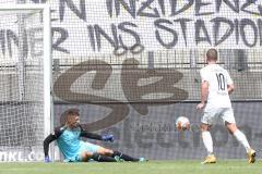 2.BL; Dynamo Dresden - FC Ingolstadt 04, Torwart Fabijan Buntic (24, FCI) wehrt Ball ab und bekommt im Nachschuß das 3:0 Tor, Marc Stendera (10, FCI)