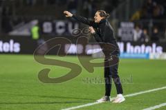 3. Liga; SSV Ulm - FC Ingolstadt 04; Cheftrainerin Sabrina Wittmann (FCI) an der Seitenlinie, Spielerbank