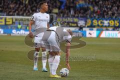 3.Liga - Saison 2022/2023 - 1. FC Saarbrücken - FC Ingolstadt 04 - Marcel Costly (Nr.22 - FCI) - Tobias Bech (Nr.11 - FCI) beim Freistoß - Foto: Meyer Jürgen