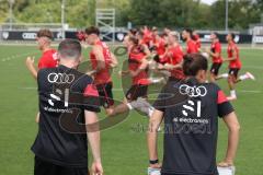 3. Liga - Saison 2024/25 - Trainingsauftakt- FC Ingolstadt 04 -  - Cheftrainerin Sabrina Wittmann (FCI) beobachtet -  - XXXXX - Foto: Meyer Jürgen