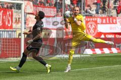 3.Liga - Saison 2022/2023 - Hallersche FC - FC Ingolstadt 04 -  Justin Butler (Nr.31 - FCI) - Torwart Felix Gebhardt (Nr.23 - Halle) - - Foto: Meyer Jürgen