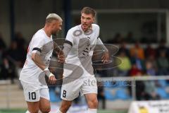 Toto Pokal; Halbfinale; FV Illertissen - FC Ingolstadt 04; bedankt sich Benjamin Kanuric (8, FCI) bei Max Dittgen (10, FCI)