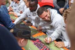 3. Liga; FC Ingolstadt 04 - offizielle Mannschaftsvorstellung auf dem Ingolstädter Stadtfest, Rathausplatz; Autogrammstunde für die Fans, Moussa Doumbouya (27, FCI) Pascal Testroet (37, FCI) Hawkins Jalen (20 FCI)