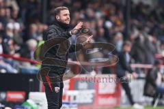 3. Liga; SC Verl - FC Ingolstadt 04; an der Seitenlinie, Spielerbank Co-Trainer Fabian Reichler (FCI) erklärt