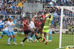 3.Liga - Saison 2022/2023 - TSV 1860 München - FC Ingolstadt 04 - Torwart Marco Hiller (Nr.1 - 1860 München) - Justin Butler (Nr.31 - FCI) - Foto: Meyer Jürgen