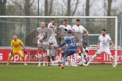 Toto Pokal; Halbfinale; FV Illertissen - FC Ingolstadt 04; Freistoß Nico Fundel (19 FVI) Torwart Marius Funk (1, FCI), in der Mauer Max Dittgen (10, FCI) Pascal Testroet (37, FCI) Sebastian Grönning (11, FCI) Lukas Fröde (34, FCI) Ryan Malone (16, FCI) am