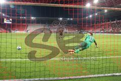 Toto-Pokal - Saison 2023/2024 - FC Ingolstadt 04 - Jahn Regensburg - Elmeterschießen - Ryan Malone (Nr.16 - FCI) - Torwart Alexander Weidinger (Nr.32 - Regensburg) - Foto: Meyer Jürgen