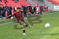 3. Liga; FC Ingolstadt 04 - Rot-Weiss Essen; David Udogu (47, FCI) hinten gestikuliert Cheftrainer Guerino Capretti (FCI)