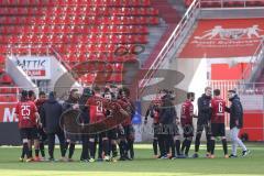 3. Liga - FC Ingolstadt 04 - Waldhof Mannheim - Spiel ist aus, 1:0, Jubel bei Ingolstadt, das Team auf dem Platz gratuliert sich