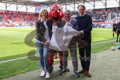 3. Liga; FC Ingolstadt 04 - SC Verl; Schanzengeber Inklusionstag, Audi Frau Dr. Röding Schanzi Sponsor Prosis Ivan Wyberal und Geschäftsführers Dietmar Beiersdorfer (FCI Sport Kommunikation) Sondertrikot