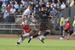 Relegation 2 - U17 - SSV Jahn Regensburg - FC Ingolstadt 04 - Angriff rechts Davide Sekulovic (7 FCI) wird von Verteidiger Paul Gebhard (5 SSV) verfolgt